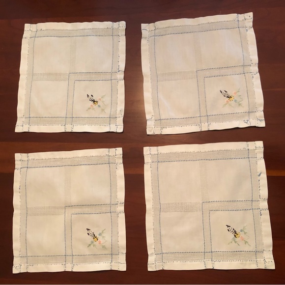 Vintage table topper & (4) matching hand-stitched floral linen napkins - Picture 9 of 12